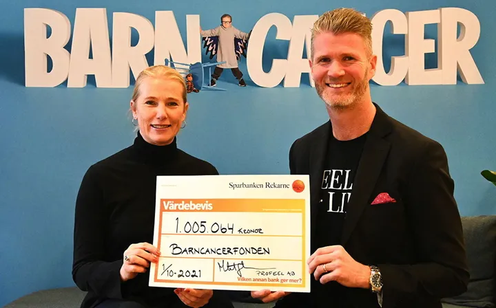 <p>Profeels vd Michael Serrander lämnar över checken på strax över en miljon till Katarina Gustafsson på Barncancerfonden.</p>
