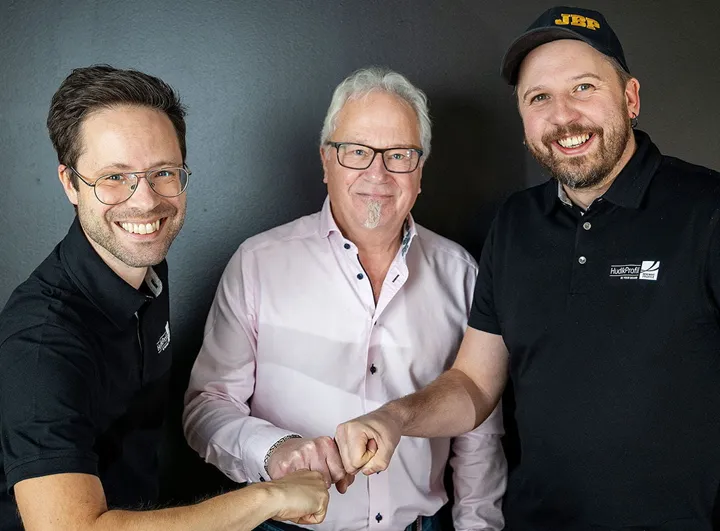 <p>Håkan Persson och Fredrik ”Frasse” Fransson, från Hudikprofil, på varsin sida om Arne Hultman som nu säljer sitt profilföretag.</p>
