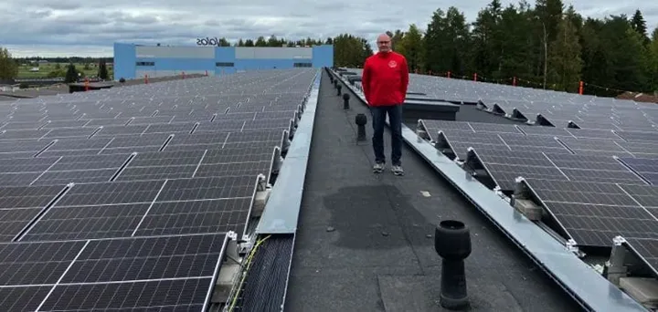 <p>Juha Pentinmäki som är Production & Distribution Manager på Ejendals i Finland visar de nya solcellerna på Jokipii-fabrikens tak.</p>
