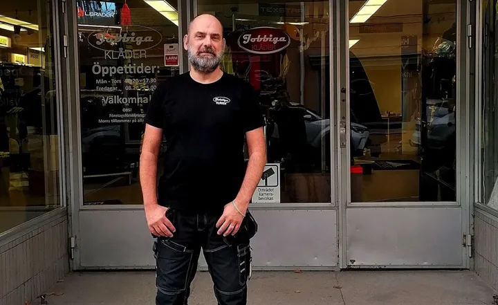 <p>Bengt Backhaus är senaste tillskottet  på Jobbiga Kläder där han kommer ansvara för skylt, bildekor och grafiskt arbete.</p>
