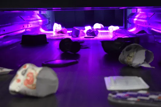 <p>En infraröd scanner läser av de, för mänskliga ögat, osynliga koderna och skickar den vidare till rätt återvinningsflöde.</p>
