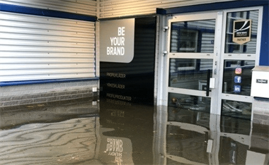 <p>Industriprofil med över 1 meter vatten i hela lokalen efter de kraftiga översvämningarna i Gävle.</p>
