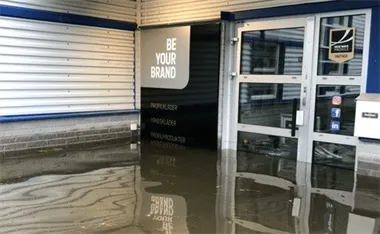 <p>Industriprofil med över 1 meter vatten i hela lokalen efter de kraftiga översvämningarna i Gävle.</p>
