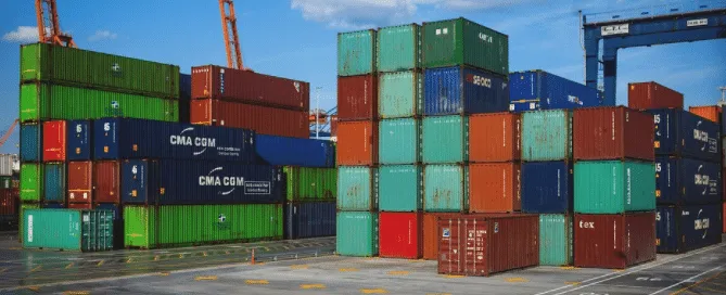 <p>Det råder fortsatt stor brist på containrar runt om i världen och fraktpriserna har mångdubblats.</p>
