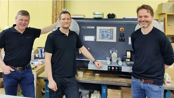 <p>Dick Stagmo och Thomas Svensson Jodi Etiketter samt Uffe Nielsen Grafisk Maskinfabrik.</p>
