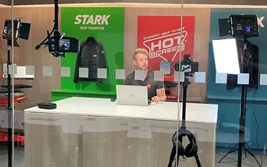 <p>Philip Tornberger som jobbar med webb och marknad på Hot Screen är redo att spela in filmer till Onlinemässan i det nya showroomet som han varit med och tagit fram.</p>
