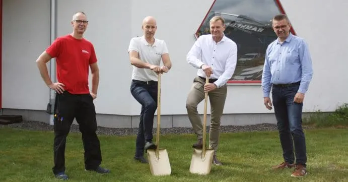 <p>Från vänster: Marcus Wahlgren, Fastighetsansvarig, Mats Jeppsson, Innovation Manager, Ulf Nicklasson, VD Emballator Plastics &amp; Innovations, Håkan Larsson, VD Emballator Lagan Plast.</p>
