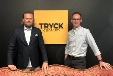 <p>Ulf Dunér, vd för Tryckcentrum, välkomnar Jens Albinsson från A-Skylt till Tryckcentrum.</p>
