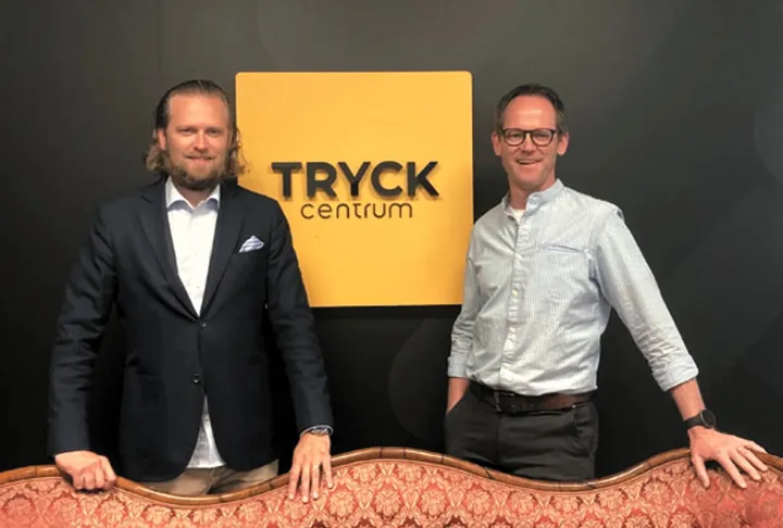 <p>Ulf Dunér, vd för Tryckcentrum, välkomnar Jens Albinsson från A-Skylt till Tryckcentrum.</p>
