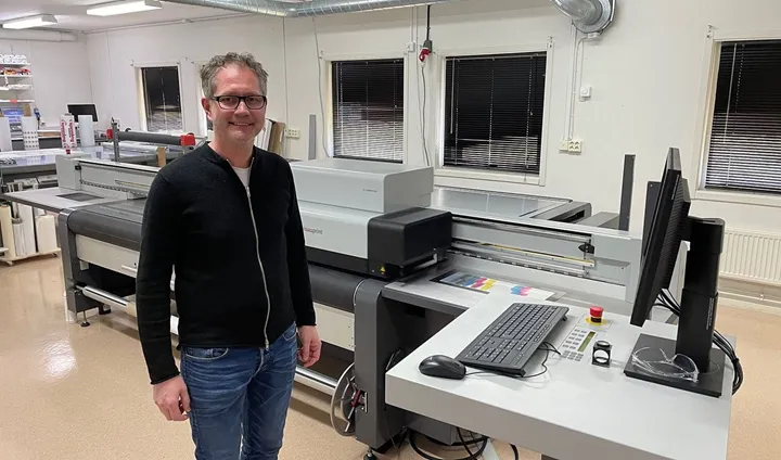 <p>Mikael Jacobsson på Svensk Transfer vid sin nya skrivare.</p>
