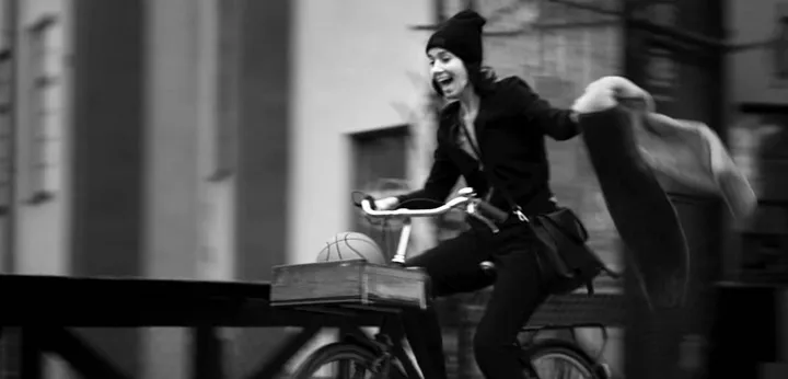 <p>Maria Seraki som grundat det nya varumärket med fokus på arbetskläder till kvinnor far fram på sin cykel redo för en aktiv arbetsdag!</p>
