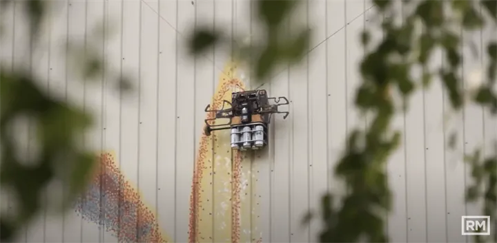 <p>Från Robot Muralist video på Youtube.</p>
