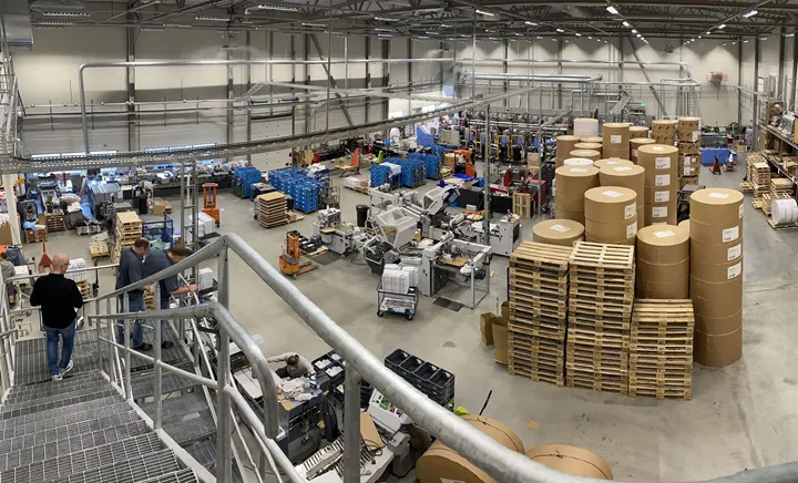 <p>Det nya tryckeriet har nästan all utrustning i samma hall med tryckpressar, bokbinderi och kuvertering – längst bort står de två 8-färgarna som är hjärtat i produktionen.</p>
