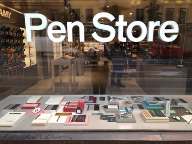 <p>Pen Stores butikfönster på Södermalm. Bild Helene Jouper.</p>
