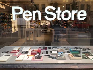 <p>Pen Stores butikfönster på Södermalm. Bild Helene Jouper.</p>
