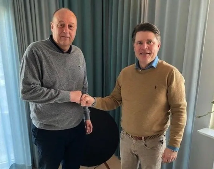 <p>Jonas Blomberg tillsammans med Mercus Yrkeskläders vd Anders Larsson.</p>
