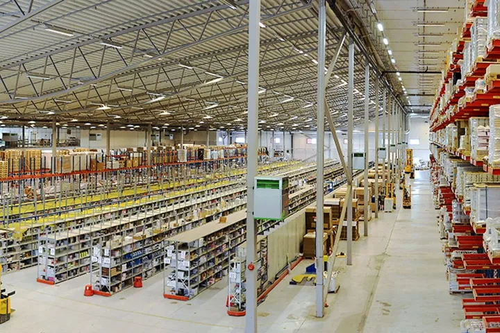 <p>2019 byggde Speed Group till sin logistikfastighet i Rosersberg norr om Stockholm med 7.500 kvadratmeter. Där hanteras nu Publits boklager.</p>
