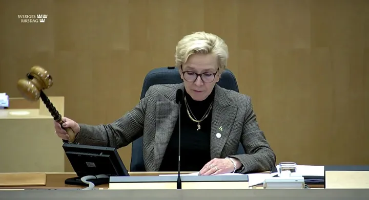 <p>Fru talman med klubban redo när frågan om skattefria gåvor till anställda ska diskuteras.</p>
