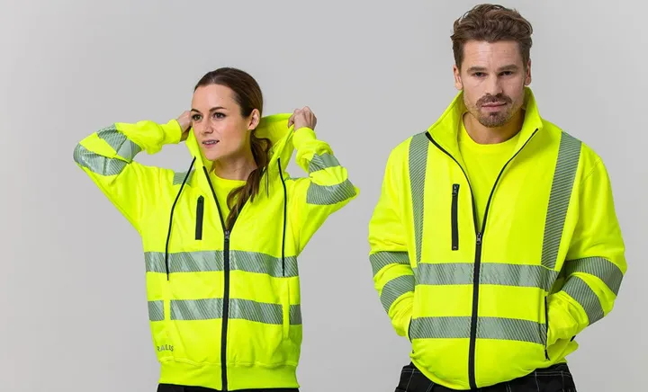 <p>Två av produkterna från Team Workwears nya varselkollektion.</p>
