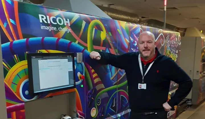 <p>Dave Phillips platschef på Paragons Customer Communications framför den nya inkjetpressen från Ricoh.</p>
