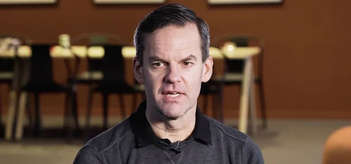 <p>Båstad Gruppens vd Jonas Cedås. Bild: presentationsvideo under Nordic Profile Fair Online.</p>
