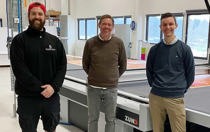 <p>Dennis Hallam (operatör), Daniel Forsgren (teamledare Storformat) och Daniel Redner (produktionsschef) framför det nya skärbordet.</p>
