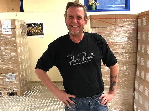 <p>Lars Pettersson på Pecon Print poserar framför vad vi bara kan anta är pallar med snusdose-lock redo att skickas.</p>
