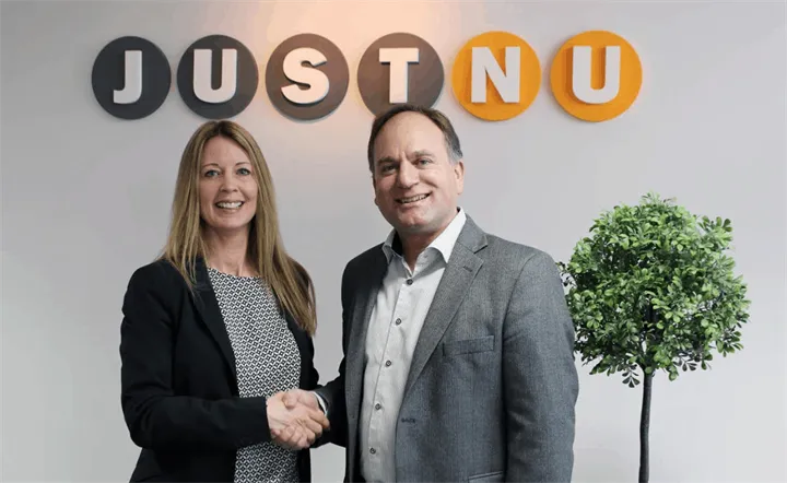 <p>Marie Jonson de Sharengrad på Konica Minolta tar i hand med Jan Veres, vd på Justnu.</p>
