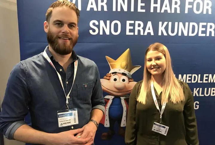 <p>Axel Hermansen vd på Rollup-kungen tillsammans med kollega i montern på Sign & Print tidigare i år.</p>
