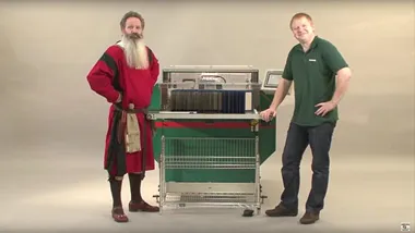 <p>Ny maskin från tyska Schmedt till Markbladet digitaltryck som bland annat driver Fotoklok.se. (Bild: Schmedt/Youtube)</p>
