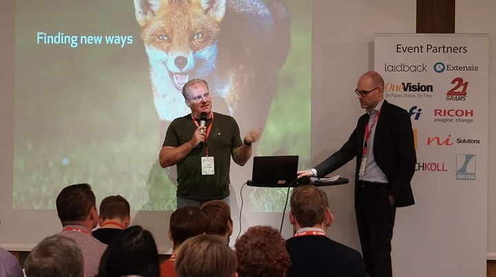 <p>En av huvudtalarna var Martijn Eier från Cloudprinter som gjorde ett stort avtryck på deltagarna när han berättade om sitt API för branschen. (Bild: Morten Reitoft, Inkish)</p>
