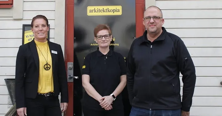 <p>Jennie Åndberg (Franchisetagare), Annelie Jonsson (produktion) och Jimmie Humby (produktion) ej närvarande är kollegan Roxana Guillén som jobbar med sälj.</p>
