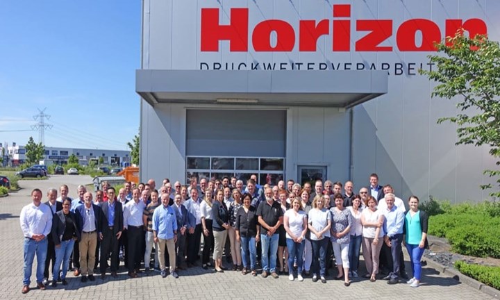 <p>Teamet på Horizon i Tyskland framför huvudkontoret i Quickborn. (Bild: Horizon)</p>
