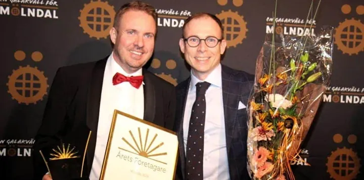 <p>Niklas och Fredrik Bille tar emot utmärkelsen Årets Företagare i Mölndals kommun.</p>
