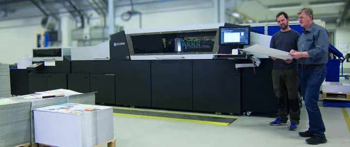 <p>Karl-Åke Ilberg, vd Scandipac tillsammans med operatören Arnie Ilberg framför nyinvesterngen Scodix Ultra Pro med Scodix Foil.</p>
