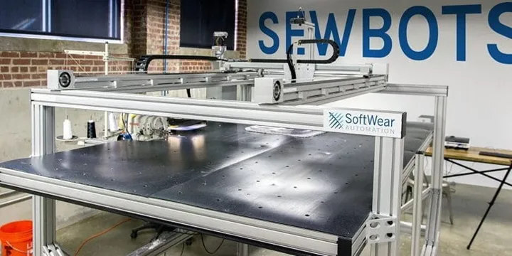 <p>Din nästa t-shirt sys av en robot. (Bild: softwearautomation.com)</p>
