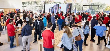 <p>Några av de första som fick  känna på Apples nya promotionprodukter. (Bild: Apple)</p>
