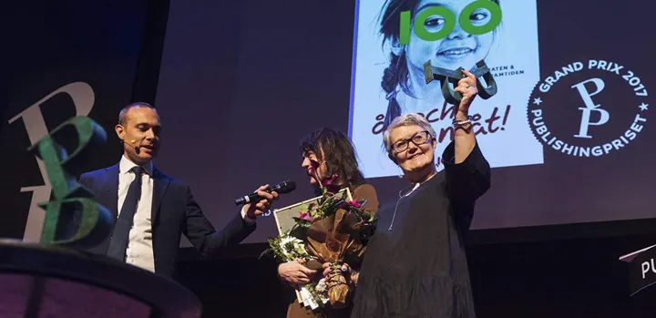 <p>Magda Lipka Falck på Designkontoret Silver och Malin Eriksson på Ica tar emot Publishingprisets ”Grand Prix” för rapporten 100 år och framåt som är tryckt av Göteborgstryckeriet.</p>
