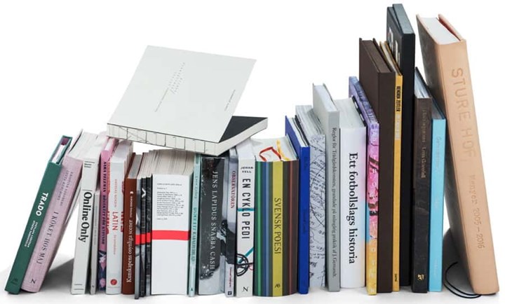 <p>Här är årets 25 vackraste böcker utsedda av Svensk Bokkonst.  (foto: Jens Östman, KB)</p>
