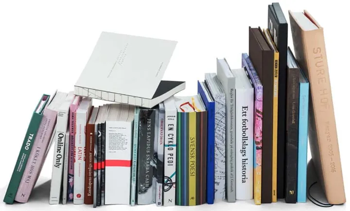 <p>Här är årets 25 vackraste böcker utsedda av Svensk Bokkonst.  (foto: Jens Östman, KB)</p>
