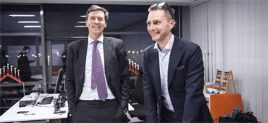 <p>Fabian Hielte från Ernström & C:o som nu äger drygt 13 procent av Stampen. Till höger Stampens koncernchef Martin Alsander. (Bild: Stampen)</p>
