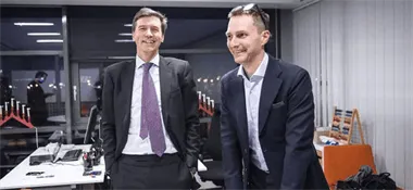 <p>Fabian Hielte från Ernström & C:o som nu äger drygt 13 procent av Stampen. Till höger Stampens koncernchef Martin Alsander. (Bild: Stampen)</p>
