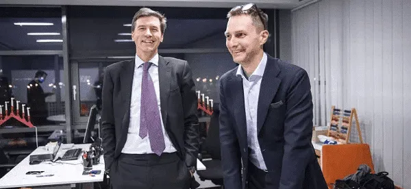 <p>Fabian Hielte från Ernström & C:o som nu äger drygt 13 procent av Stampen. Till höger Stampens koncernchef Martin Alsander. (Bild: Stampen)</p>
