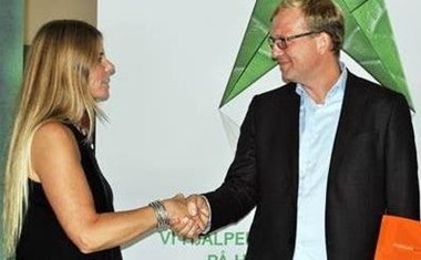 <p>Madeleine Eklund på Antalis tar i hand på samarbetet med Thomas Axelsson som är vd för Intermail i Sverige.</p>
