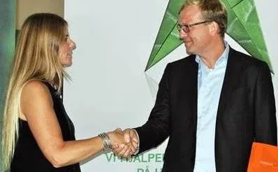 <p>Madeleine Eklund på Antalis tar i hand på samarbetet med Thomas Axelsson som är vd för Intermail i Sverige.</p>
