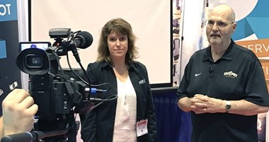 <p>Framgångar i USA. Gina Danner, vd för tryckeriet NextPage, investerar i ett kalkylverktyg från Arifiq. På mässan Graph Expo intervjuas Carina Karlsson, en av av Arifiqs grundare, av Frank Romano. (Bilder: Arifiq)</p>
