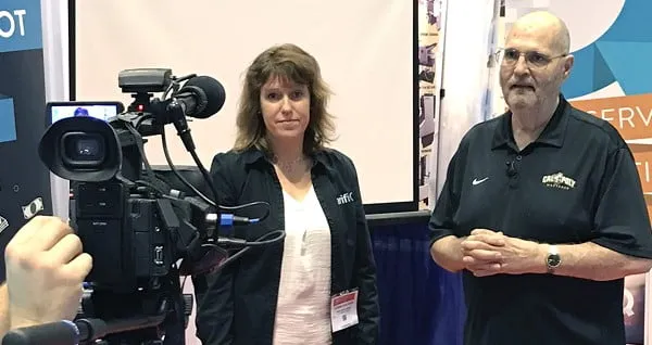 <p>Framgångar i USA. Gina Danner, vd för tryckeriet NextPage, investerar i ett kalkylverktyg från Arifiq. På mässan Graph Expo intervjuas Carina Karlsson, en av av Arifiqs grundare, av Frank Romano. (Bilder: Arifiq)</p>
