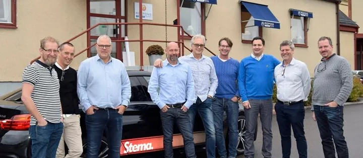 <p>På bilden: Ken Berggren (Stema), Mats Ohlsson (Stema), Lennart Ståhl (Responstryck), Martin Dahlqwist (Responstryck), Stefan Johansson (Stema), Johnny Adam (Stema), Daniel Larsson (Responstryck), Ulf Book (Stema), Robert Högberg (Responstryck)</p>
