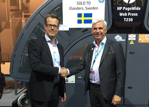 <p>Gustaf Albért, vd Elanders Sverige och Jan-Olof Jungersten, vd Visutech tar i hand på en storsatsning på digitaltryck för Elanders.</p>
