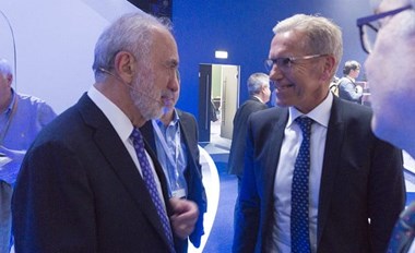 <p>Benny Landa och Elanders Peter Sommer efter Landas presskonferens på Drupa där man avslöjade att Elanders är en av de allra första som får en nanografipress installerad.</p>
